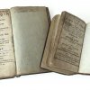 Zwei jüdische Bücher in hebräischer Schrift: Gebetbuch für das ganze Jahr bzw. Pentateuch, 5. Teil, Prag 1825.
