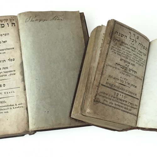 Zwei jüdische Bücher in hebräischer Schrift: Gebetbuch für das ganze Jahr bzw. Pentateuch, 5. Teil, Prag 1825.