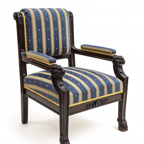 Sessel mit Schnitzereien, Armlehnen mit Widderkopf, neoklassizistisch, H. 98 cm.