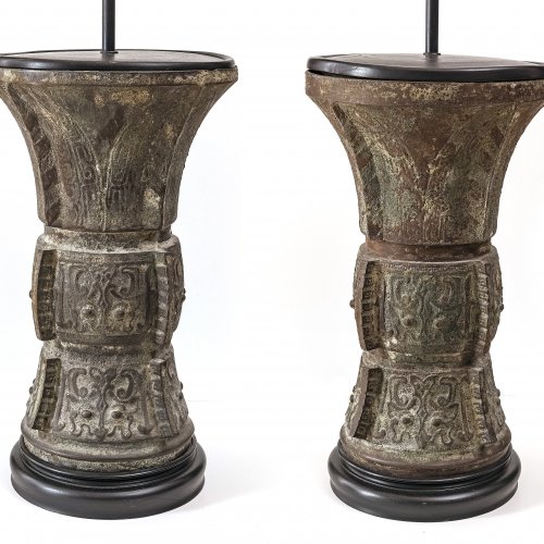 Ein Paar Lampenfüße (Zun-Form), Eisen, China, im Stil der Zhou-Dynastie, H. Fuß 52 cm.