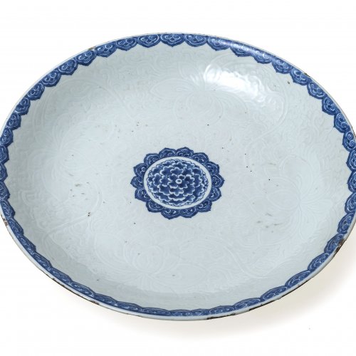 Platte, Porzellan, Blaumalerei, China, Kangxi(?), im Spiegel Päonienrosette, ø39 cm.