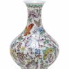 Vase, Porzellan, farbige Emailmalerei, Floral- und Schmetterlingsdekor, H. 14 cm.