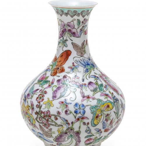 Vase, Porzellan, farbige Emailmalerei, Floral- und Schmetterlingsdekor, H. 14 cm.