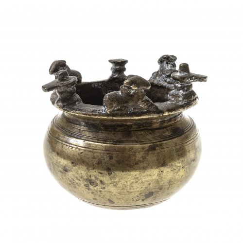 Kleiner Koro, Indien, Bronze, Rinderfigurdekor. ø7 cm.
