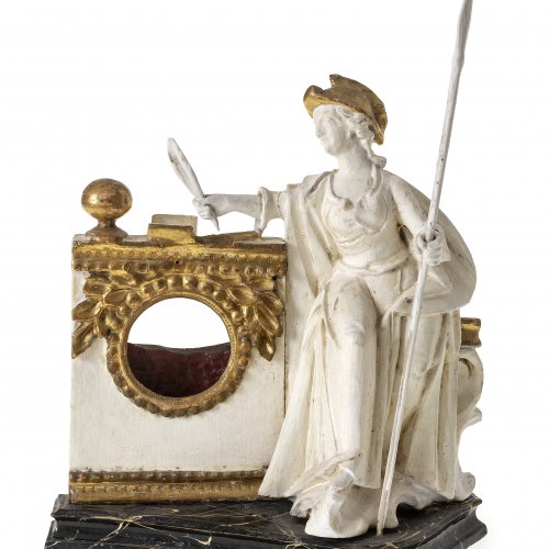 Taschenuhrenständer. Süddeutsch, 19. Jh. Holz, geschnitzt, übergangene weiße und goldfarbene Fassung. Sitzende Minerva . Rest. H. 21 cm.