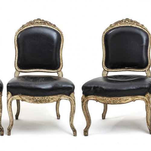 Sechs Stühle, geschnitzt, Fassung patiniert, im Stil des Louis XV. H. 93 cm.