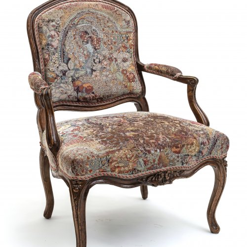 Fauteuil, 18. Jh., Nussbaum, geschnitzt, H. 88 cm.