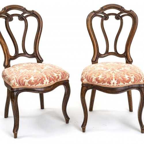 Zwei Stühle, Rücklehne und Füße geschweift, Nussbaum, H. 91 cm.