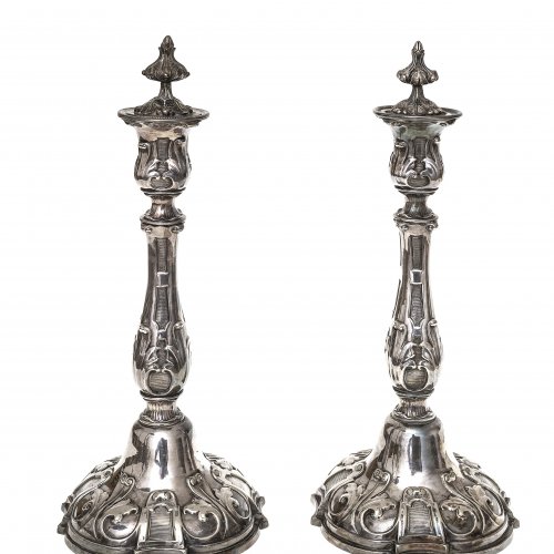 Ein Paar Leuchter, versilbert, Berndorfer Metallwarenfabrik, Louis-seize-Stil, H. 32 cm.