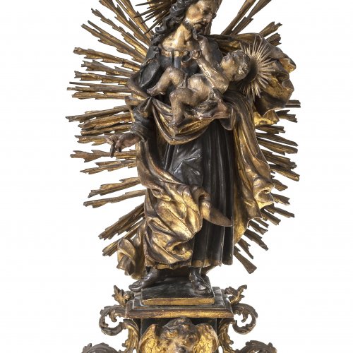 Josef mit dem Jesuskind, Holz, Farb- und Goldfassung, süddeutsch, 18. Jh. H. 40 cm.