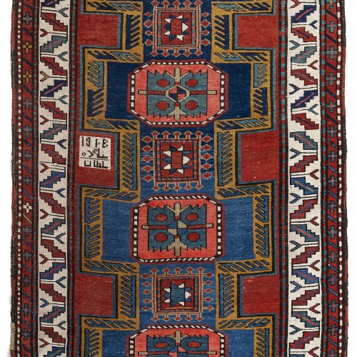Teppich, Kazak. Kaukasus, frühes 20. Jh., dat. 19(...).  265 x 128 cm.