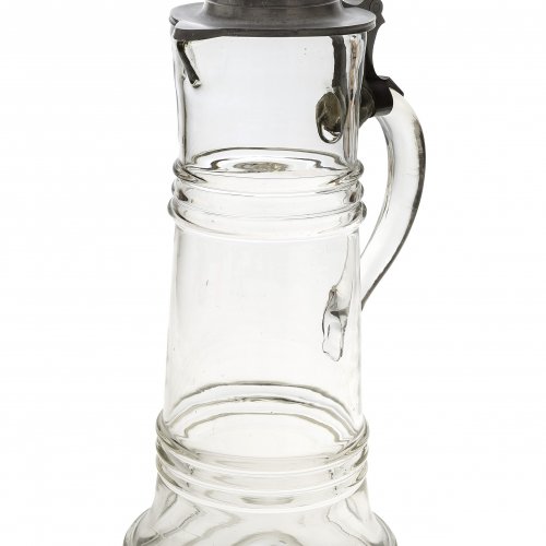 Glas-(Bier)krug für drei Liter. Buchenau-Spiegelhütte. Zinndeckel mit Monogramm. H. 41 cm. Sehr seltene Ausfühung, da drei Liter Volumen.
