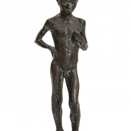 Gillesberger, Fred. Nackter Knabe. Bronze. H. 72,5 cm. Monogr.