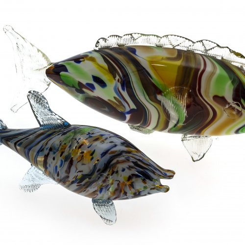 Zwei Zierobjekte, Fische, Glas, Bayerischer Wald, L. 26-38 cm.