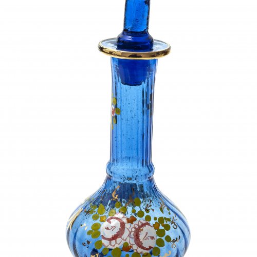 Flakon, blaues Glas, farbiger Emaildekor, H. 22 cm.