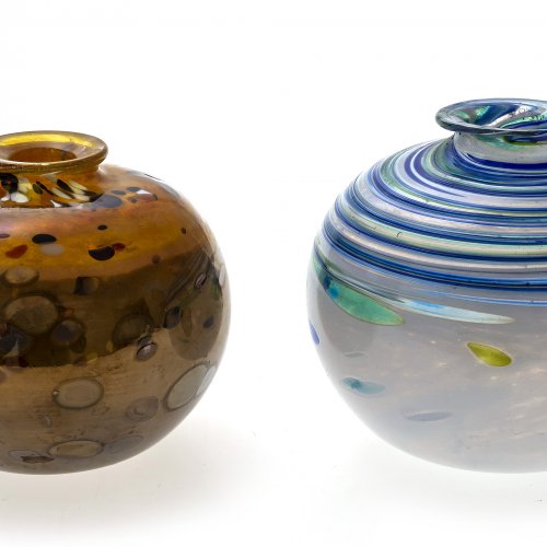 Zwei Kugelvasen, Glas, eingeschmolzener Dekor, H. 7,5-8 cm.