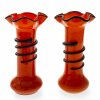 Ein Paar Vasen, farbloses Glas, orangefarben unterfangen, H. 18,5 cm.