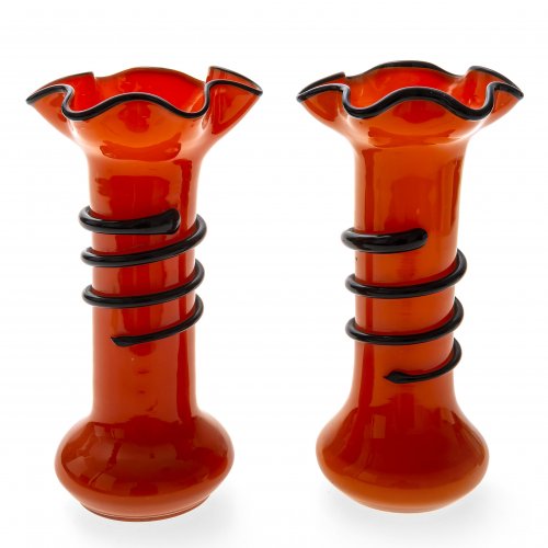 Ein Paar Vasen, farbloses Glas, orangefarben unterfangen, H. 18,5 cm.