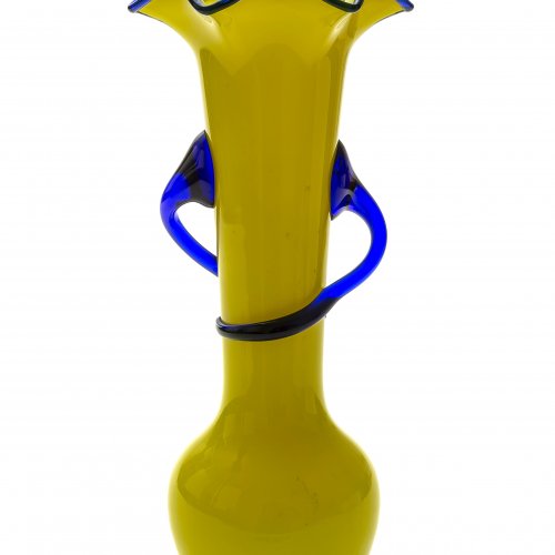 Vase, farbloses Glas, gelb unterfangen, Bayerischer Wald, H. 23,5 cm.