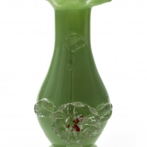 Vase, farbloses Glas, hellgrün unterfangen, aufgeschmolzene Blüte, Bayerischer Wald, H. 22 cm.