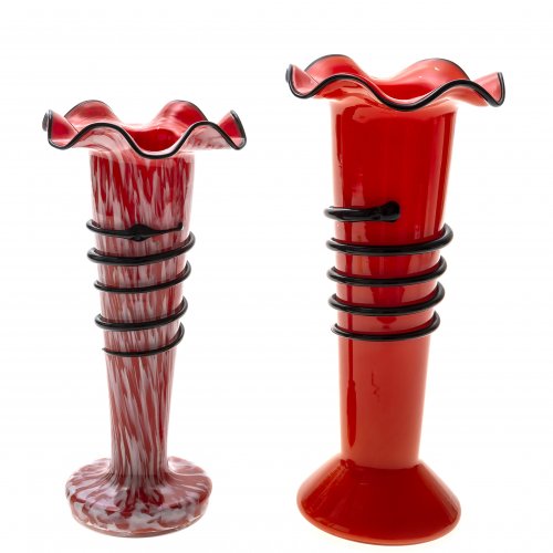 Zwei Vasen, farbloses Glas, hellrot unterfangen, Bayerischer Wald, H. 21-23,5 cm.