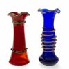 Zwei Vasen, farbloses Glas, blau bzw. rot unterfangen, aufgeschmolzener Dekor, Bayerischer Wald, H. 20-21 cm.
