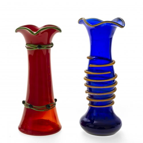 Zwei Vasen, farbloses Glas, blau bzw. rot unterfangen, aufgeschmolzener Dekor, Bayerischer Wald, H. 20-21 cm.