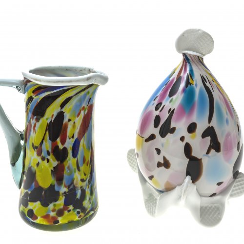 Kanne und Glasobjekt, farbloses glas mit marmorierten Einschlüssen, Bayerischer Wald, H. 18 cm.