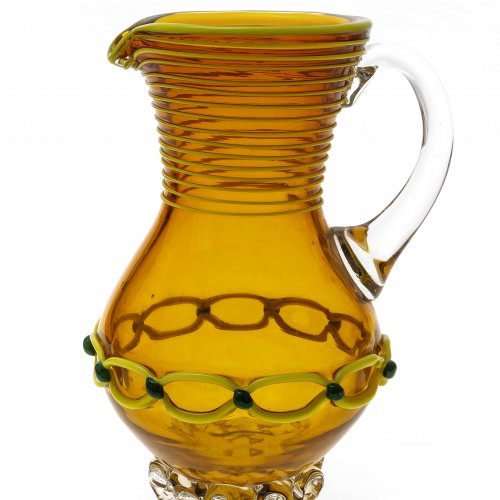 Kanne, bernsteinfarbenes Glas, aufgeschmolzener Dekor, Bayerischer Wald, H. 20,5 cm.