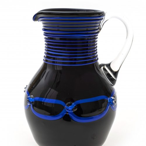 Kanne, schwarzes Glas, mit Aufschmelzungen, Bayerischer Wald, H. 18 cm.