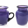 Zwei Krüge, farbloses glas, violettfarben unterfangen, Bayerischer Wald, H. 9,5-10 cm.