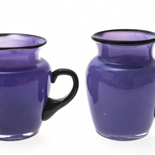 Zwei Krüge, farbloses glas, violettfarben unterfangen, Bayerischer Wald, H. 9,5-10 cm.