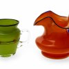 Vase und Krug, farbloses Glas, orangefarben bzw. hellgrün unterfangen, Bayerischer Wald, H. 9,5-11,5 cm.