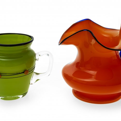 Vase und Krug, farbloses Glas, orangefarben bzw. hellgrün unterfangen, Bayerischer Wald, H. 9,5-11,5 cm.