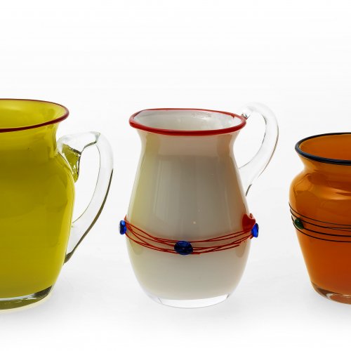 Drei Krüge, farbloses Glas, orangefarben, gelb bzw. opak weiß unterfangen, Bayerischer Wald, H. 9,5-12,5 cm.