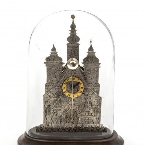 Kleine Tischuhr mit Glassturz, Kathedralenfassade, Weißmetall, H. 10,5 cm.