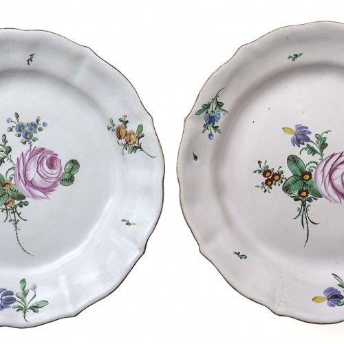 Zwei Teller, Fayence, farbige Blütenmalerei, Proskau, ø22,5 cm.