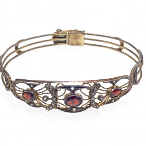 Armreif mit Granat- und Diamantsplitterbesatz.