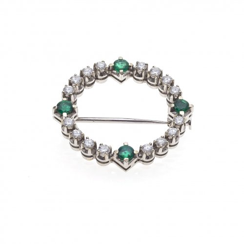 Brosche mit Brillanten und Smaragden.