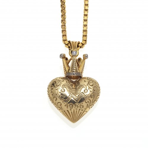 Herzanhänger mit Goldkette.