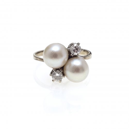 Ring mit Perlen und Brillanten.