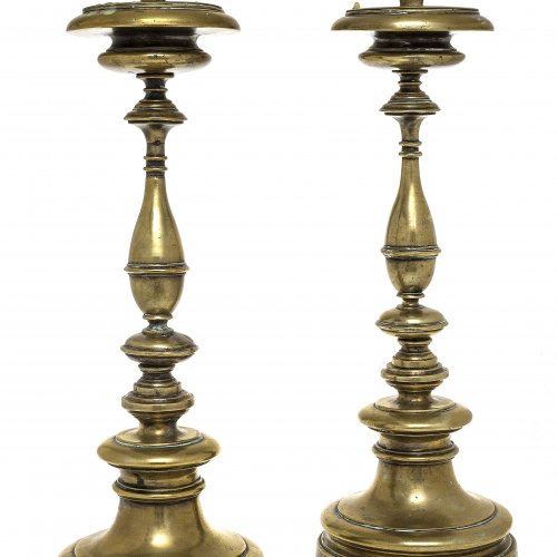 Ein Paar Kerzenleuchter, Bronze, H. 47 cm.