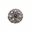 Brosche mit sieben Brillanten und einem Saphir, WG, ø2,8 cm.