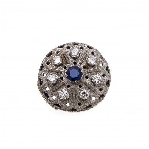 Brosche mit sieben Brillanten und einem Saphir, WG, ø2,8 cm.