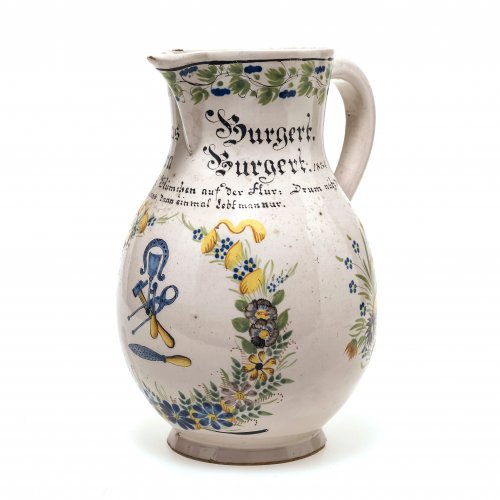 Birnkrug, Fayence, Durlach, Blütenkranz mit Handwerksgerät, Inschrift, H. 20 cm.