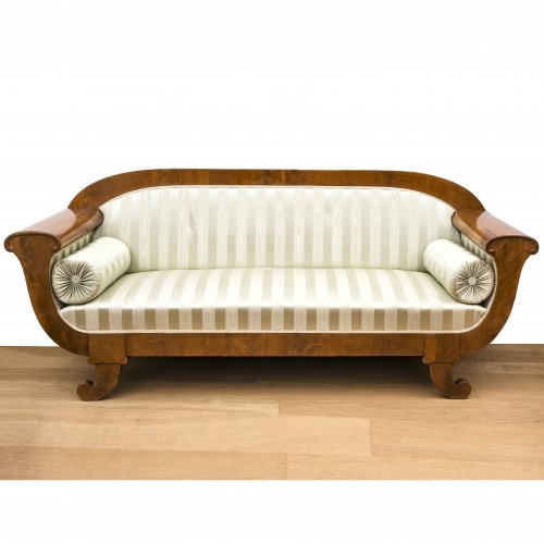 Sofa. Norddeutsch, um 1830. Helles Mahagoni furniert. 95 x 223 x 69 cm.