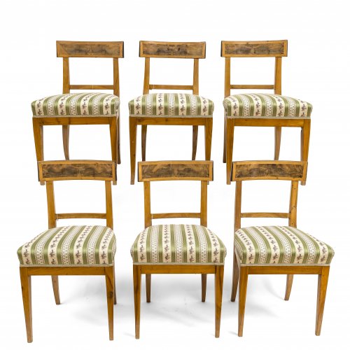 Sechs Stühle, Franken, um 1820. Kirschbaum, furniert. Rückenlehne mit Wurzelholzeinlage. Alterungsspuren, rest. H. 85 cm, Sitzhöhe 49 cm.