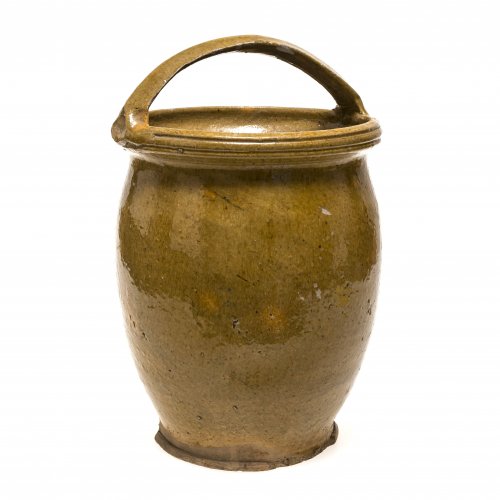 Bügeltopf. Irdenware, gelbgrün glasiert. Niederbayern, wohl Kröning. H. 30 cm.