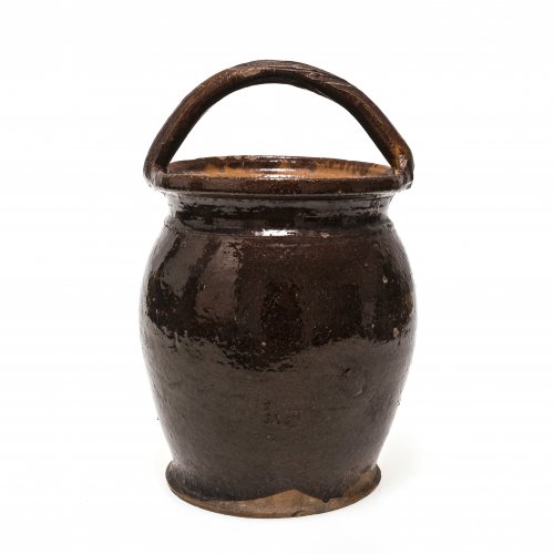 Bügeltopf. Kröning, Irdenware braun glasiert. Besch. H. 26,7 cm.