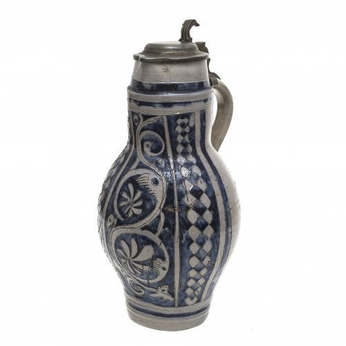Birnkrug. Westerwald. Steinzeug, Salzglasur. Schauseitig Blattrankenkartusche und Rautenbänder, Zinndeckel. Best., Henkel rep. H. 38 cm.